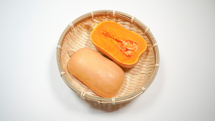 ザルにのっているバターナッツカボチャ

