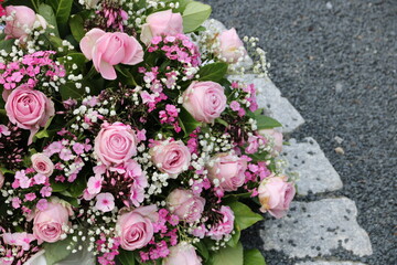 Rosa Blumen nach Beerdigung  auf dem Friedhof