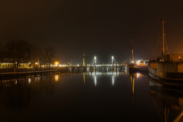 Fototapeta na wymiar Wiecker Brücke bei Nacht