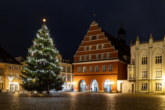 Marktplatz mit Weihnachtsbaum