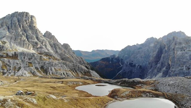 Die Drei Zinnen (italienisch Tre Cime di Lavaredo) im Herbst.