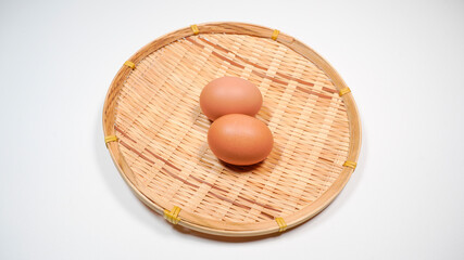 ザルにのった新鮮な卵
