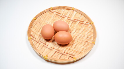 ザルにのった新鮮な卵
