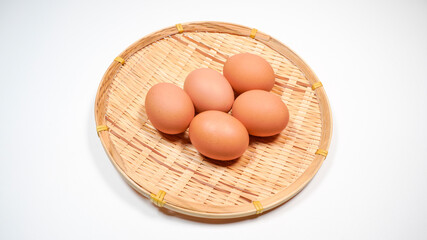 ザルにのった新鮮な卵
