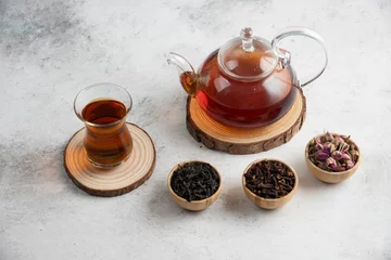 Foto op Aluminium A glass teapot with tea on a wooden board © azerbaijan-stockers