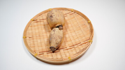 新鮮なザルにのった蓮根