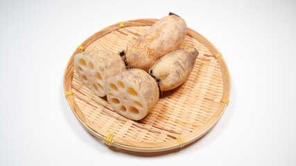 新鮮なザルにのった蓮根