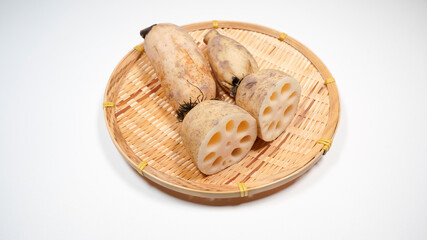 新鮮なザルにのった蓮根