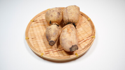 新鮮なザルにのった蓮根