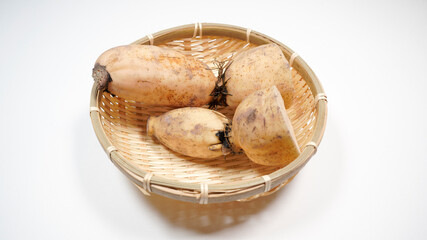 新鮮なザルにのった蓮根