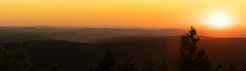 Fototapeta na wymiar Sonnenuntergang über dem Erzgebirgskamm