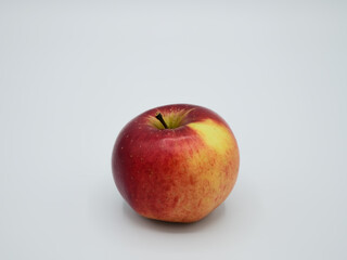 ein dreifarbiger Apfel freigestellt