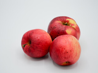 Fototapeta na wymiar drei rote Äpfel mit unterschiedlichen Ansichten