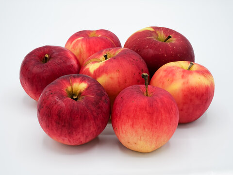 rote &Auml;pfel kreisf&ouml;rmig alle schraf gestellt
