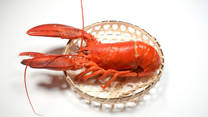 ざるにのっているロブスター