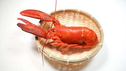 ざるにのっているロブスター