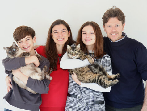 RITRATTO DI FAMIGLIA CON 2 GATTI