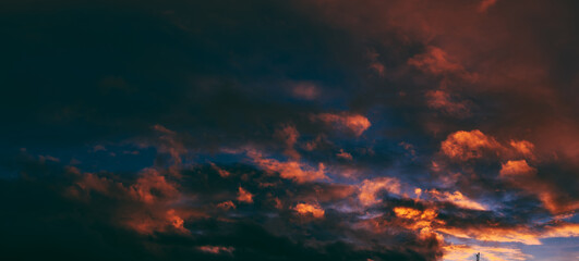 Dramatisch beleuchtete Wolkengebilde