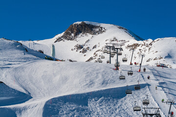 Fototapeta na wymiar View of the snowy Kitzsteinhorn Kaprun ski slope in Austria at an altitude of 3029 meters.