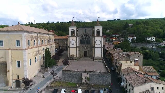 Veduta panoramica di San Martino al Cimino.
Il pittoresco borgo, la chiesa e il seicentesco Palazzo Doria Pamphili. Ripresa aerea con drone.