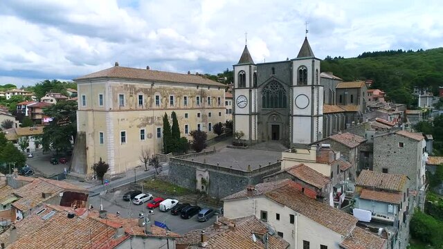 Veduta panoramica di San Martino al Cimino.
Il pittoresco borgo, la chiesa e il seicentesco Palazzo Doria Pamphili. Ripresa aerea con drone.