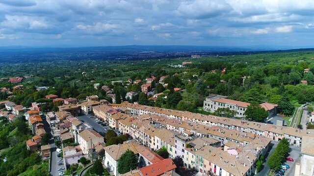 Veduta panoramica di San Martino al Cimino.
Il pittoresco borgo, la chiesa e il seicentesco Palazzo Doria Pamphili. Ripresa aerea con drone.