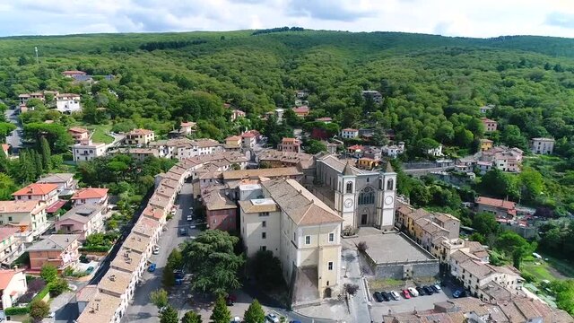 Veduta panoramica di San Martino al Cimino.
Il pittoresco borgo, la chiesa e il seicentesco Palazzo Doria Pamphili. Ripresa aerea con drone.