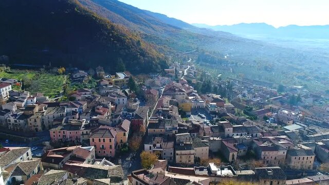 Veduta panoramica di San Donato Val di Comino
il pittoresco borgo e la vallata, veduta aerea con drone