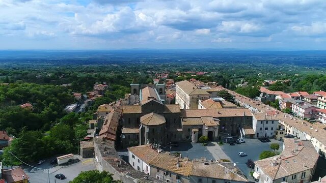 Veduta panoramica di San Martino al Cimino.
Il pittoresco borgo, la chiesa e il seicentesco Palazzo Doria Pamphili. Ripresa aerea con drone.