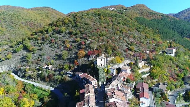 Veduta aerea di Rivodutri, pittoresco borgo vicino Rieti, in Italia
