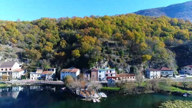 Veduta aerea del bellissimo Lago di Posta Fibreno a Frosinone