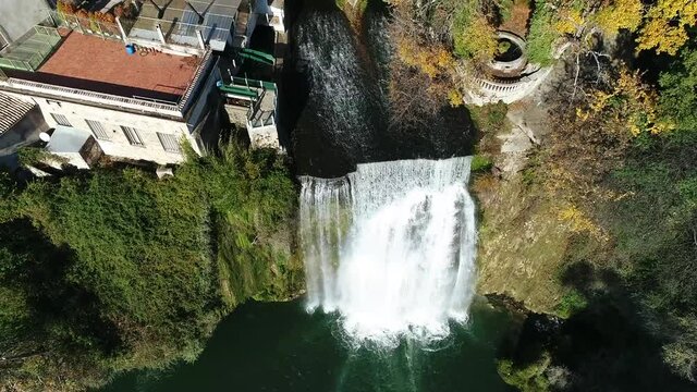 Cascata di Isola del Liri (Italia) - Una piccola citt&agrave; medievale in provincia di Frosinone, regione Lazio
Veduta aerea delle famose cascate del centro storico, costruita su un'isola del fiume Liri
