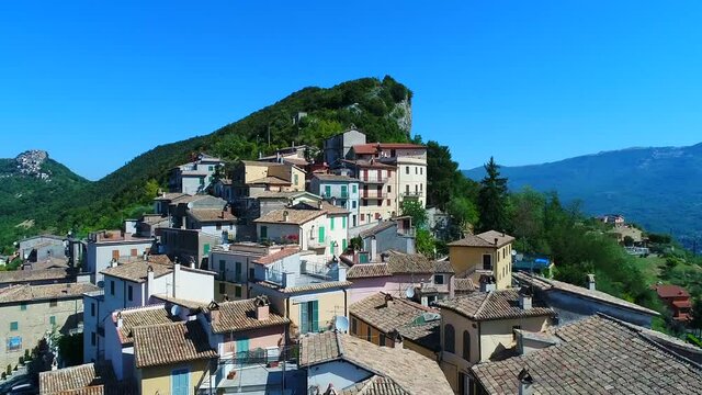 Il bellissimo borgo di Canterano, in provincia di Roma, Lazio, Italia.

Ripresa aerea con drone di Canterano, borgo antico arroccato sulla collina
