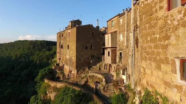 Vista panoramica di Calcata, antico borgo medievale, in provincia di Viterbo, Lazio, Italia centrale.
Ripresa aerea con drone di Calcata, situata su una collina di tufo