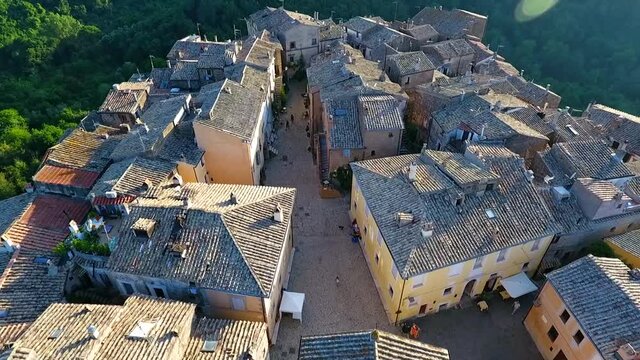 Vista panoramica di Calcata, antico borgo medievale, in provincia di Viterbo, Lazio, Italia centrale.
Ripresa aerea con drone di Calcata, situata su una collina di tufo