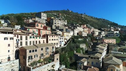 Vista panoramica ad Arpino, antica cittadina in provincia di Frosinone, Lazio, Italia centrale.
Ripresa aerea con drone dell'antico borgo di Arpino
