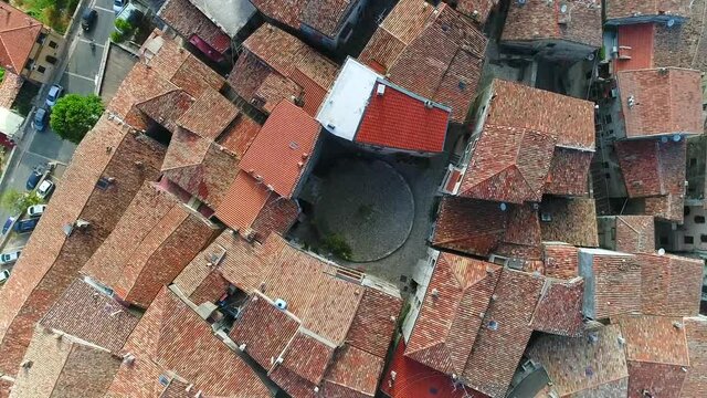 Vista panoramica di Bassiano, antico borgo medievale in provincia di Latina, Lazio, Italia centrale.
Ripresa aerea con drone di Bassiano, famosa anche per il prosciutto crudo