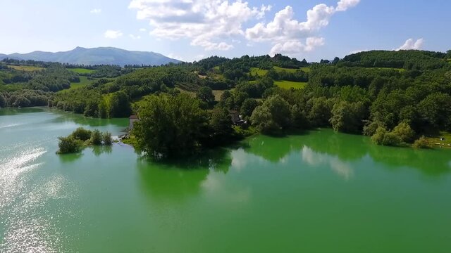Lago Scandarello tra le montagne di Amatrice, Riti, Lazio, Italia
Ripresa aerea con drone
