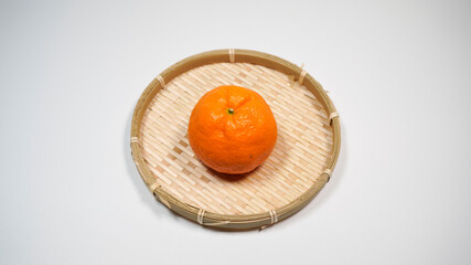 ザルに乗った新鮮な温州ミカンのイメージ
