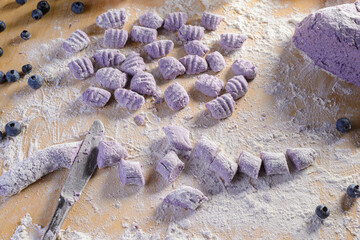 Preparazione casalinga degli gnocchi viola ai mirtilli
