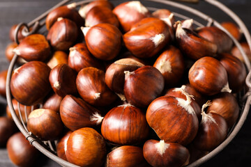 Obraz premium Fresh sweet edible chestnuts in basket, closeup
