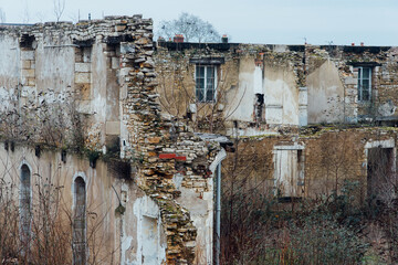 un b&acirc;timent abandonn&eacute;. Un immeuble en ruine. La d&eacute;molition d'un ancien b&acirc;timent pour r&eacute;nover un quartier