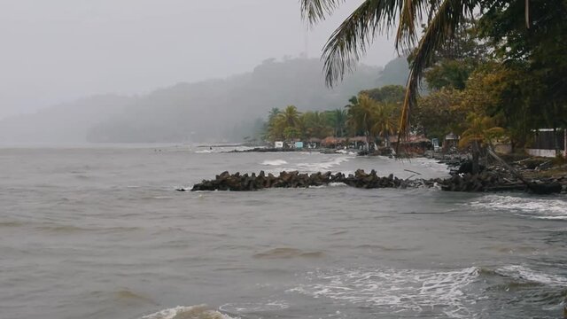 Vista al mar, oleaje fuerte