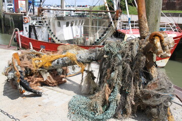 Obraz premium Anker und Fischernetze - Hafen Nordsee