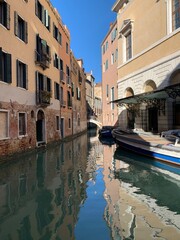 Obraz na płótnie Canvas Venedig Venetien Italien Stadtteil San Marco am Wasserkanal und Häuser mit Wasserspiegelung im Winter