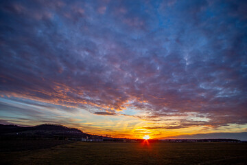 Sonnenuntergang bei Bad Boll hinten links Aichelberg