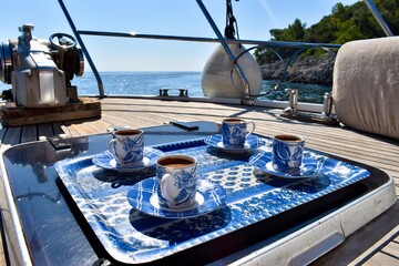 Obraz premium Four cups of Turkish coffee served in traditional cups on a boat