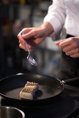 Chef profesional preparando platos