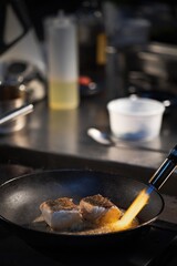 Chef profesional preparando platos