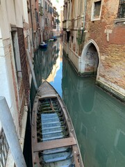 Venedig Venetien Italien Stadtteil Castello am Wasserkanal und Häuser mit Wasserspiegelung im Winter